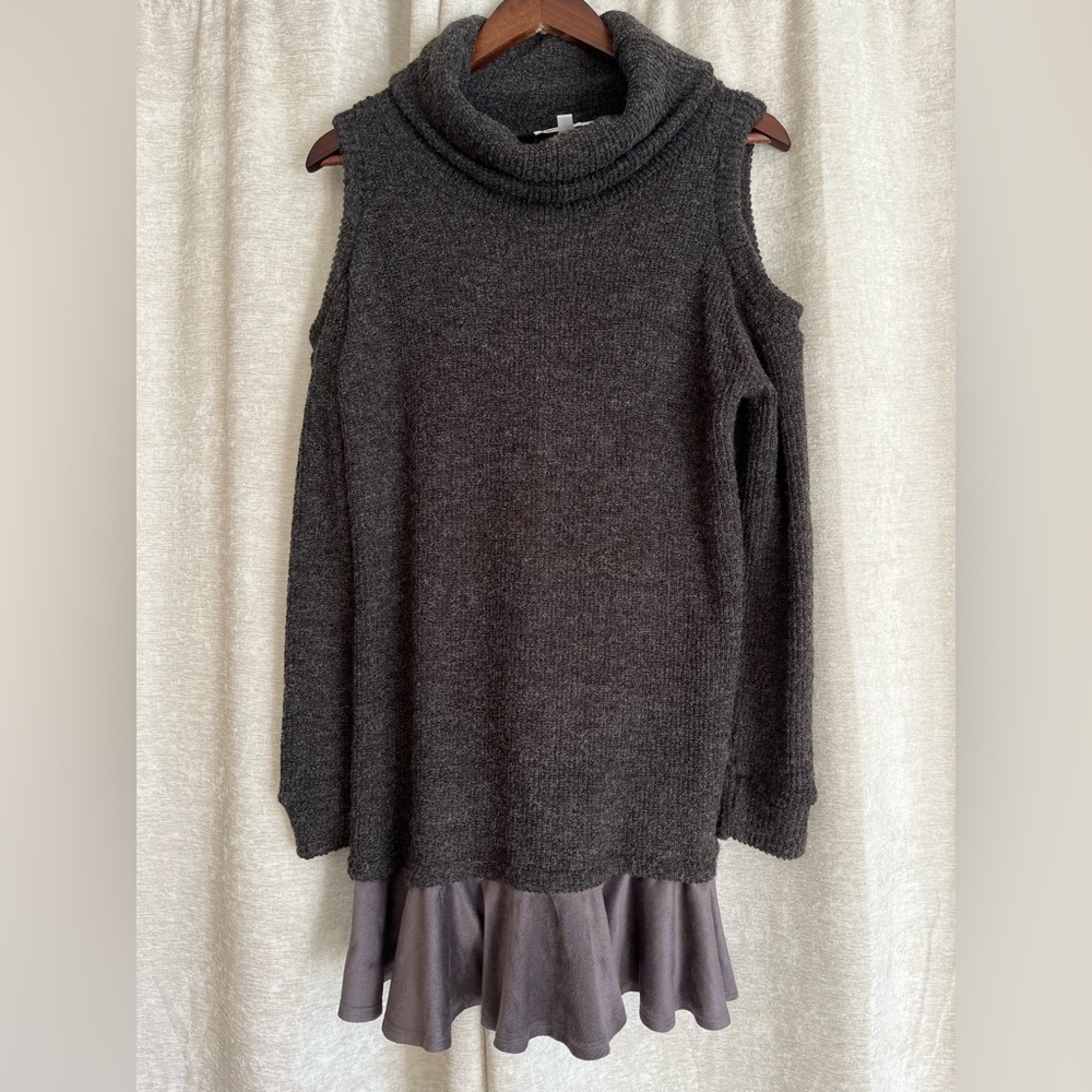 Wonderland by Orange Sweater Dress Cold Shoulder Turtleneck Ruffle Size S